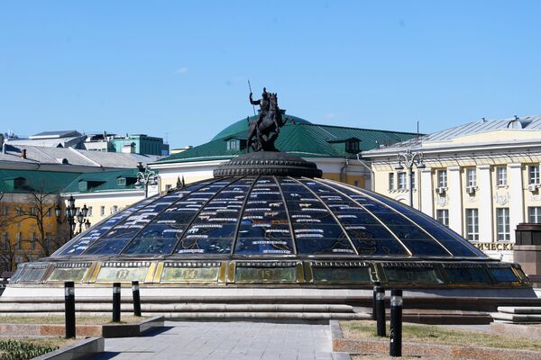 Фонтан Часы Мира на Манежной площади в Москве