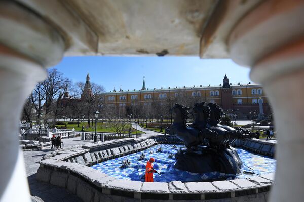 Мойка фонтана Времена года на Манежной площади