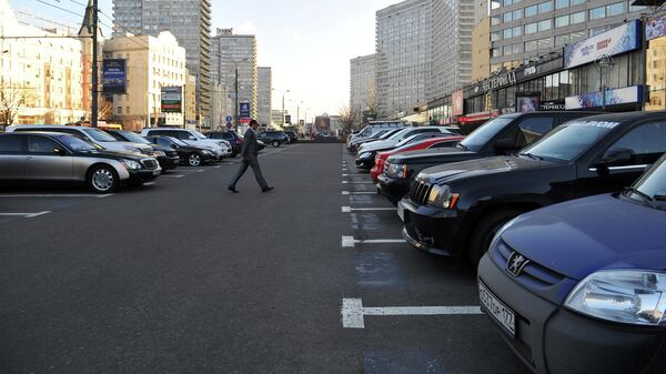 Автомобили на парковке в Москве