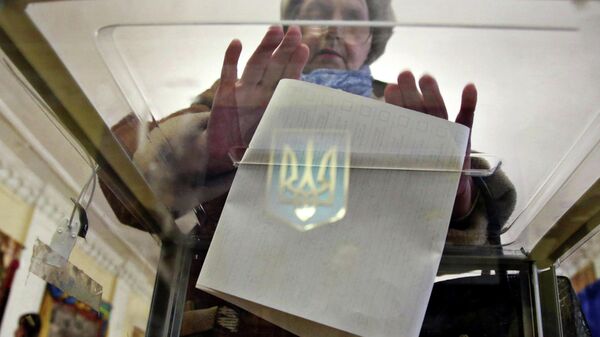Женщина голосует на избирательном участке во время президентских выборов в Киеве, Украине. 31 марта 2019
