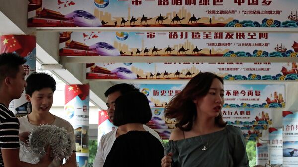 Плакаты с изображением внешнеполитической инициативы Один пояс — один путь в Пекине