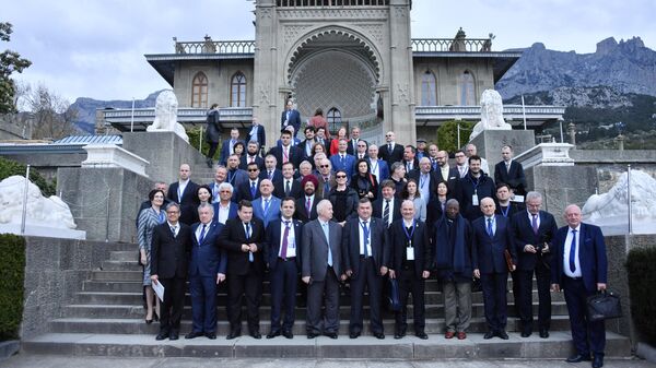 Участники Ялтинского международного экономического форума фотографируются у Воронцовского дворца. 19 апреля 2019