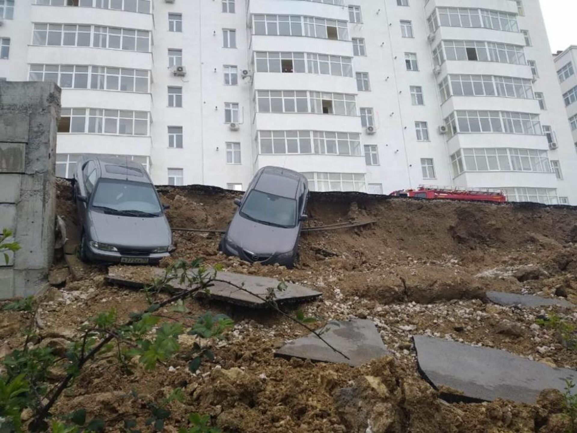 В Севастополе четыре машины упали в провал грунта возле многоэтажного дома  - РИА Новости, 21.08.2019