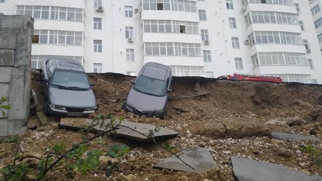 В Нахимовском районе Севастополя  четыре машины упали в провал возле многоэтажного дома. 19 апреля 2019