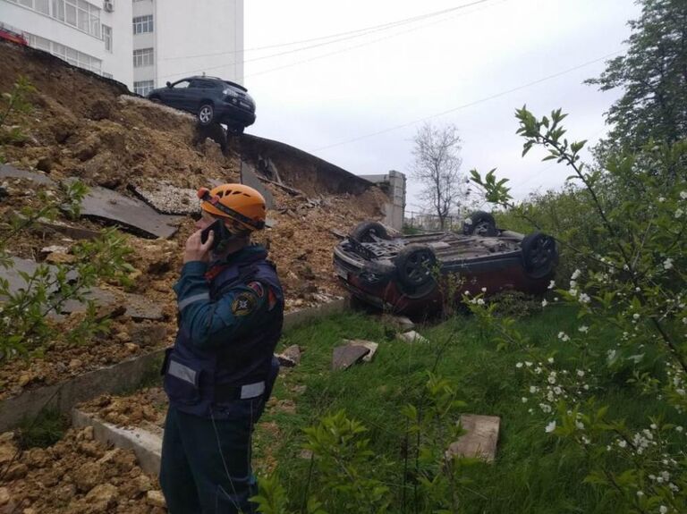 В Нахимовском районе Севастополя  четыре машины упали в провал возле многоэтажного дома. 19 апреля 2019