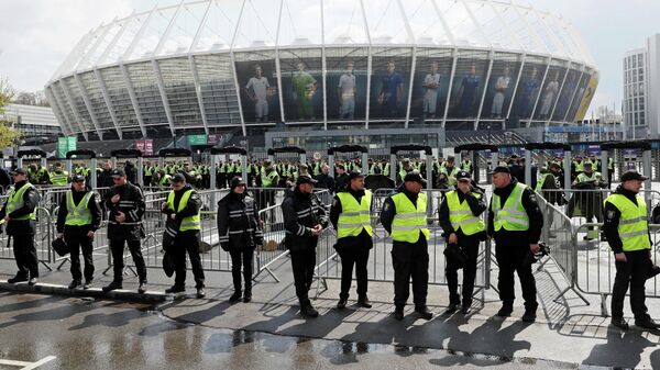 Сотрудники полиции у стадиона Олимпийский в Киеве. 19 апреля 2019