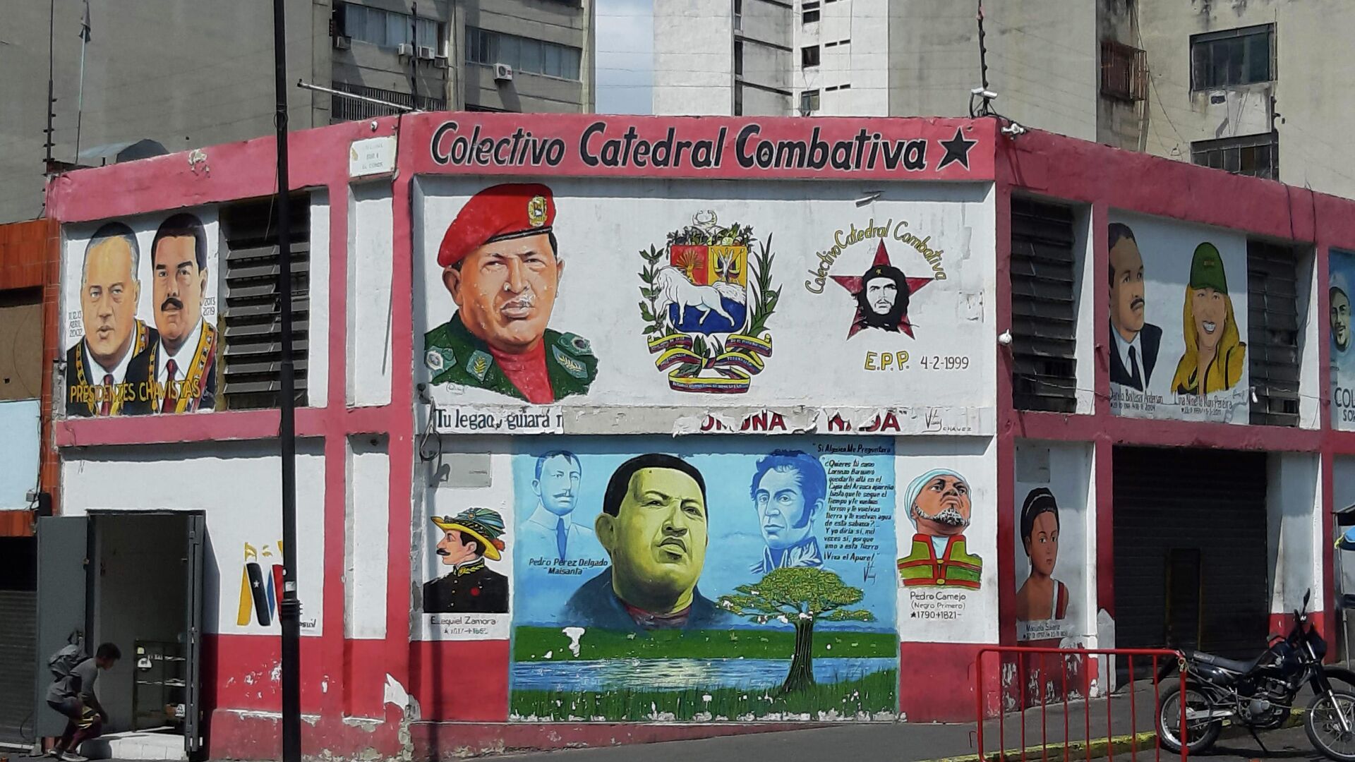 Портреты боливарианских лидеров на здании в центре Каракаса - РИА Новости, 1920, 26.09.2022