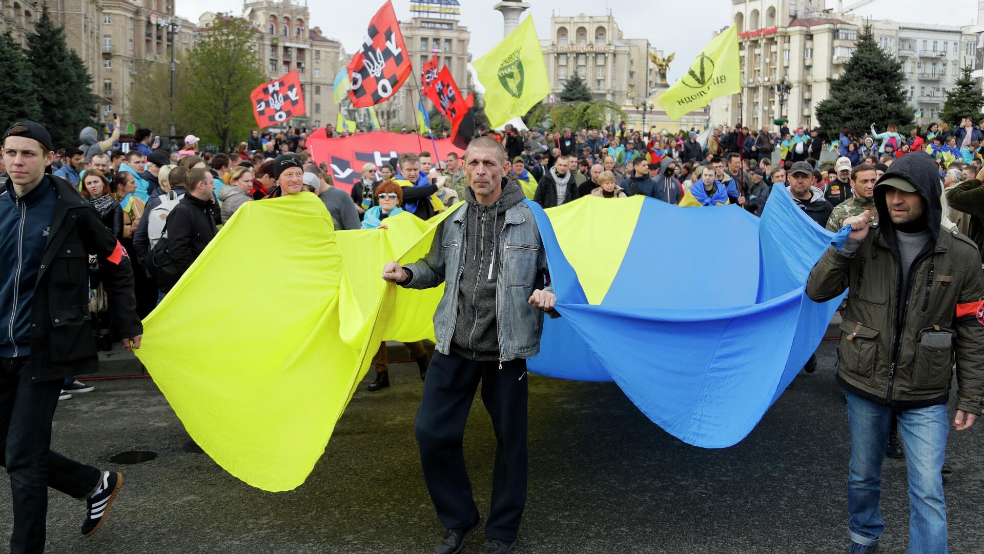 Сторонники президента Украины Петра Порошенко в Киеве. 19 апреля 2019 - РИА Новости, 1920, 10.08.2020