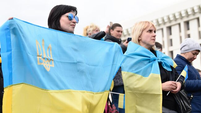 Участники акции против кандидата в президенты Украины Владимира Зеленского на площади Независимости в Киеве