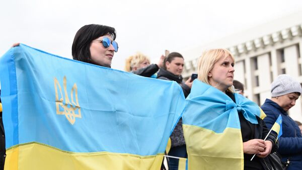 Участники акции против кандидата в президенты Украины Владимира Зеленского на площади Независимости в Киеве