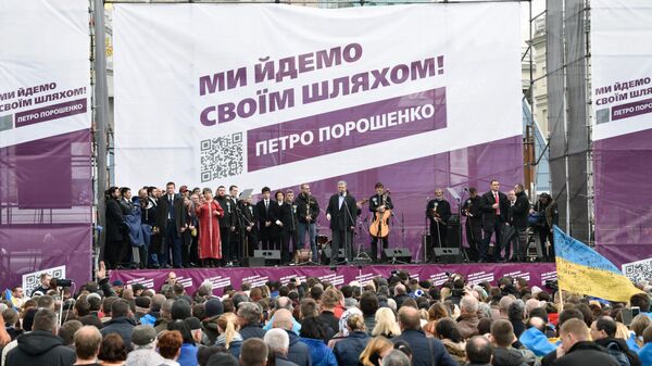 Президент Украины Петр Порошенко во время встречи со своими сторонниками на площади Независимости в Киеве