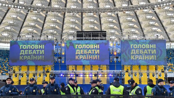 Сотрудники полиции на стадионе Олимпийский в Киеве. 19 апреля 2019