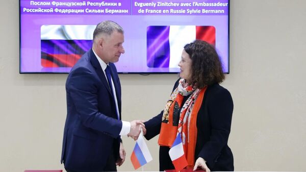 В МЧС России состоялась встреча руководителя российского чрезвычайного ведомства Евгения Зиничева и Чрезвычайного Посла Франции в РФ г-жи Сильви Берманн. 19 апреля 2019