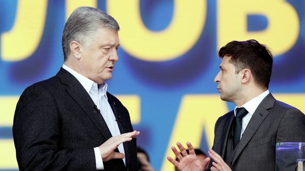 Кандидаты в президенты Украины Петр Порошенко и Владимир Зеленский во время дебатов на стадионе Олимпийский в Киеве
