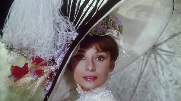 Одри Хепберн появляется в роли Элизы Дулиттл в фильме Моя прекрасная леди, 1964