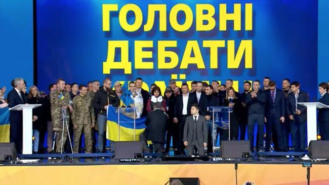 Кандидаты в президенты Украины Петр Порошенко и Владимир Зеленский во время дебатов на стадионе Олимпийский в Киеве