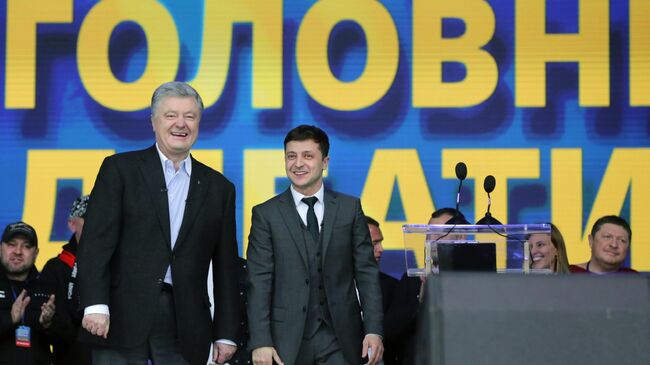 Действующий президент Украины, кандидат в президенты Петр Порошенко и кандидат в президенты от партии Слуга народа Владимир Зеленский во время дебатов в НСК Олимпийский