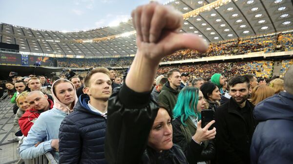 Зрители на стадионе Олимпийский в Киеве во время дебатов кандидатов в президенты Украины Петра Порошенко и Владимира Зеленского
