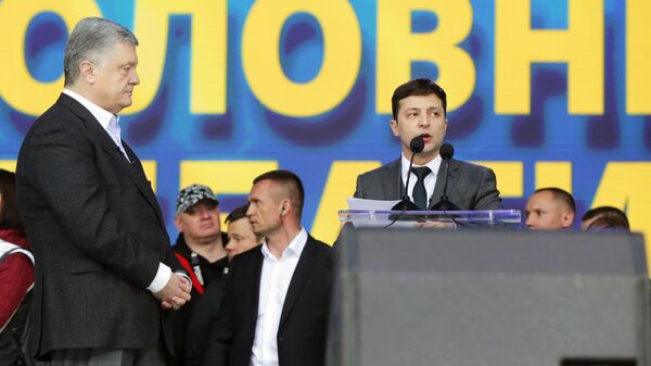 Петр Порошенко и Владимир Зеленский во время дебатов в НСК Олимпийский