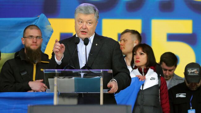 Действующий президент Украины, кандидат в президенты Петр Порошенко во время дебатов с кандидатом в президенты от партии Слуга народа Владимиром Зеленским в НСК Олимпийский