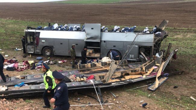 Да месте ДТП с участием пассажирского автобуса в Жамбылской области Казахстана. 20 апреля 2019
