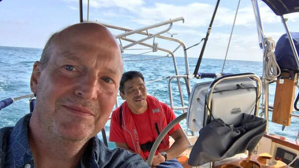 Дуглас Смит и Мицухиро Ивамото на яхте Dream Weaver