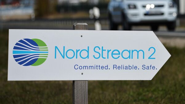 Указатель с символикой компании Nord Stream 2 AG, ведущей строительство газопровода Северный поток — 2 в Германии