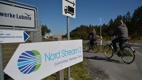 Указатель с символикой компании Nord Stream 2 AG, ведущей строительство газопровода Северный поток-2 в Германии
