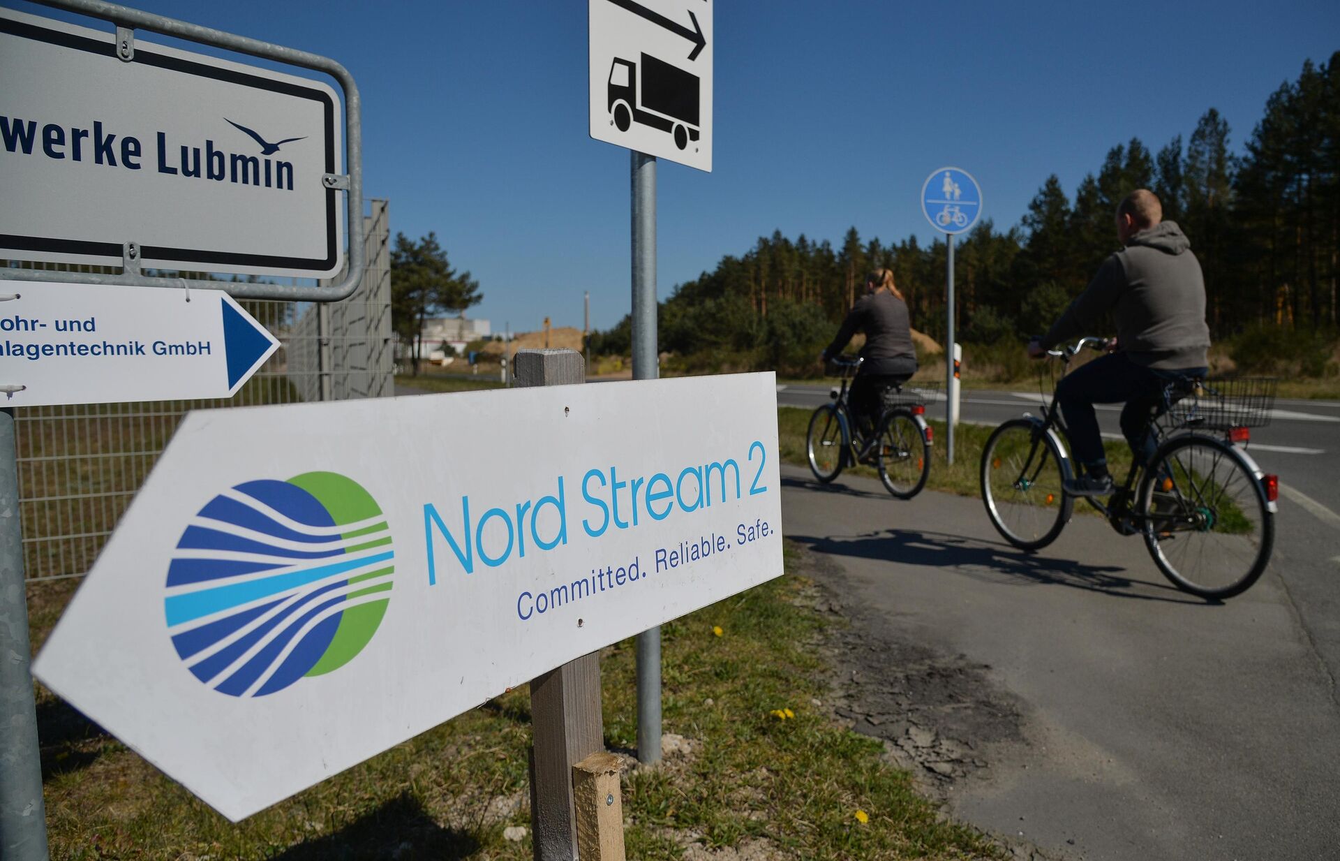 Указатель с символикой компании Nord Stream 2 AG, ведущей строительство газопровода Северный поток-2 в Германии - РИА Новости, 1920, 28.09.2021