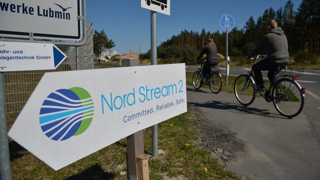 Указатель с символикой компании Nord Stream 2 AG, ведущей строительство газопровода Северный поток-2 в Германии