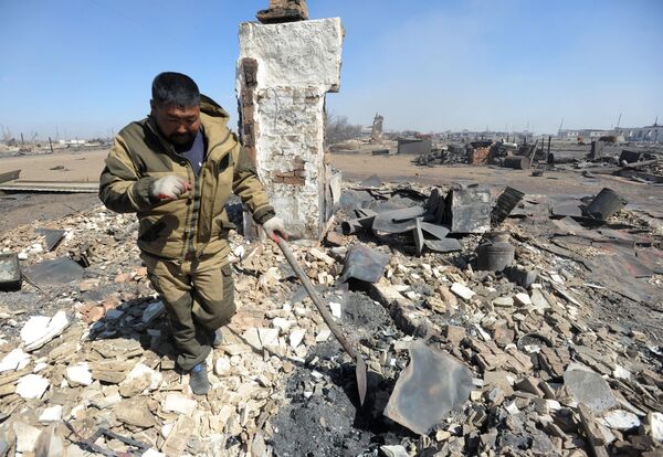 Мужчина ликвидирует последствия пожара в селе Усть-Ималка Ононского района Забайкальского края