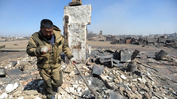 Мужчина ликвидирует последствия пожара в селе Усть-Ималка Ононского района Забайкальского края