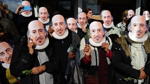 Участники торжественных мероприятий в масках с изображением Уильяма Шекспира, посвященных 400-летию его смерти, в городе Стратфорд-на-Эйвоне, Великобритания
