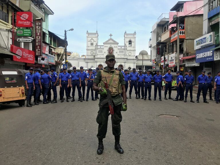 Военные неподалеку от места взрыва в церкви в Коломбо, Шри-Ланка. 21 апреля 2019
