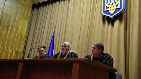 Судьи административного апелляционного суда во время заседания на котором происходит рассмотрение иска об отмене регистрации кандидата на пост президента Украины Владимира Зеленского 