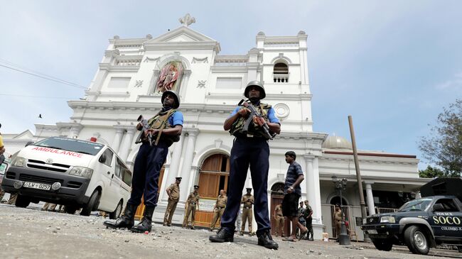 Военные на месте взрыва в церкви в Коломбо, Шри-Ланка. 21 апреля 2019 