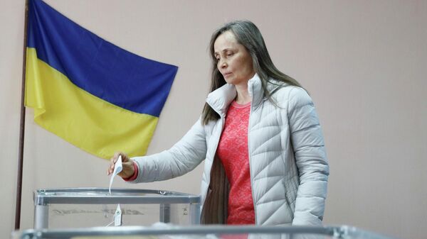 Женщина голосует во втором туре президентских выборов на избирательном участке в Киеве, Украина. 21 апреля 2019