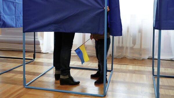 Голосование во втором туре президентских выборов на избирательном участке в Киеве, Украина. 21 апреля 2019