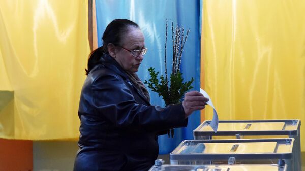 Жительница Львова во время голосования на одном из избирательных участков города в день второго тура выборов президента Украины. 21 апреля 2019
