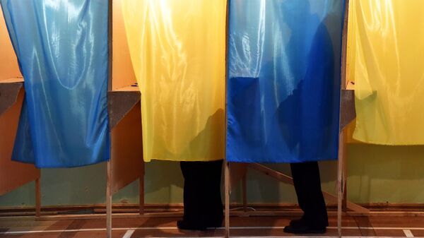 Жители Львова во время голосования на одном из избирательных участков города в день второго тура выборов президента Украины
