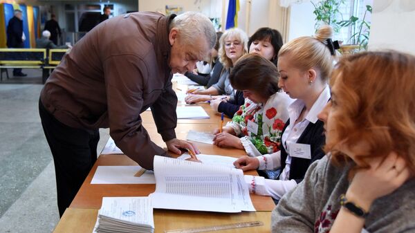 Житель Львова во время голосования на одном из избирательных участков города в день второго тура выборов президента Украины