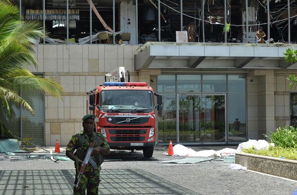 Сотрудник правоохранительных органов на месте взрыва в отеле Shangri-La в Коломбо, Шри-Ланка. 21 апреля 2019 