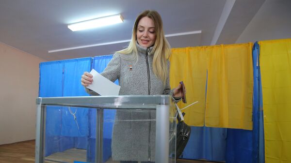 Жительница Киева во время голосования на одном из избирательных участков города в день второго тура выборов президента Украины