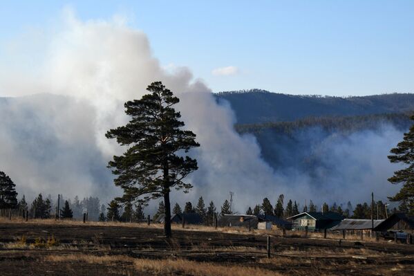 Дым от лесных пожаров у поселка Маккавеево Забайкальского края