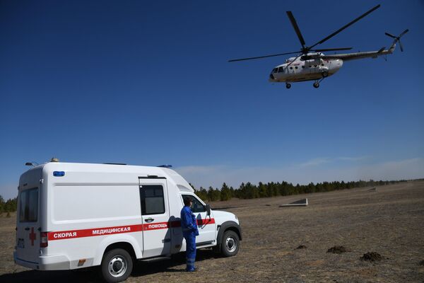 Вертолет санитарной авиации авиакомпании Аэросервис доставляет пострадавших от пожара в больницу Читы