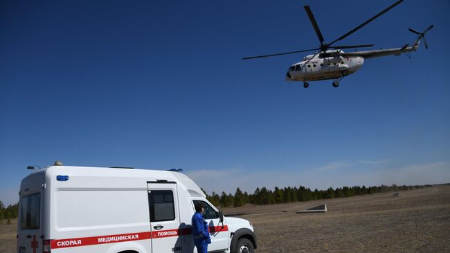 Вертолет санитарной авиации авиакомпании Аэросервис доставляет пострадавших от пожара в больницу Читы