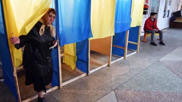 Жительница Львова во время голосования на одном из избирательных участков города