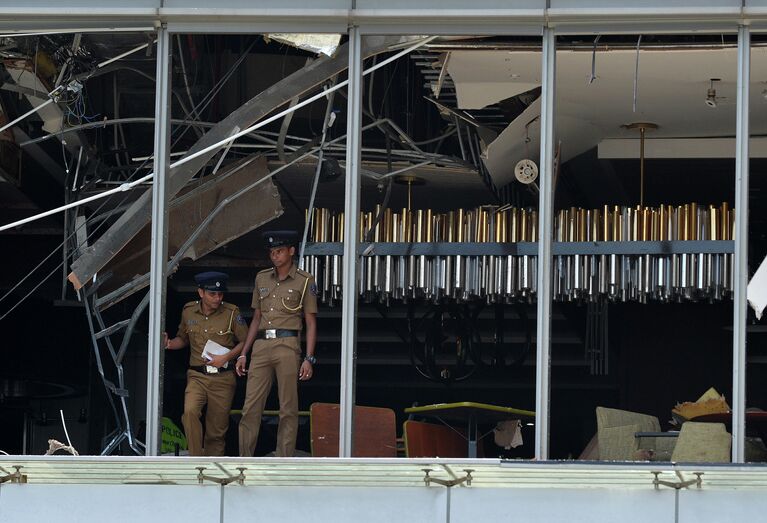 Сотрудники полиции на месте взрыва в отеле Shangri-La в Коломбо, Шри-Ланка. 21 апреля 2019 