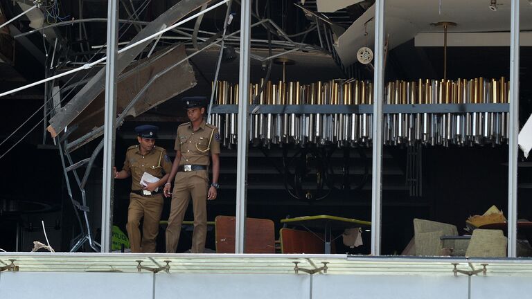 Сотрудники полиции на месте взрыва в отеле Shangri-La в Коломбо, Шри-Ланка. 21 апреля 2019 