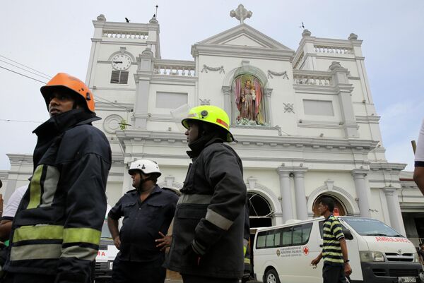 Пожарные у церкви Святого Антония в Коломбо, где произошел взрыв. 21 апреля 2019 